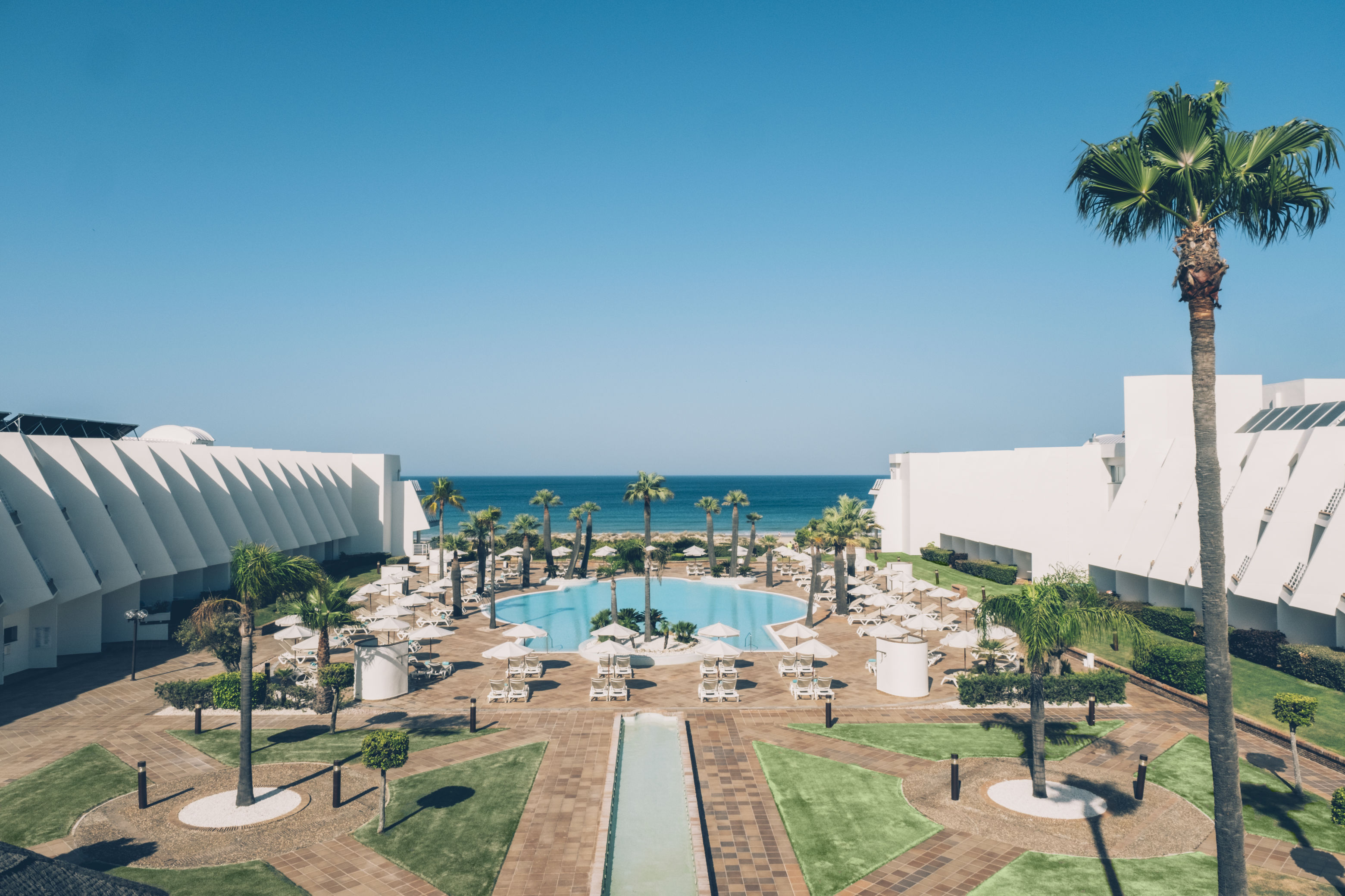 Descubre Iberostar Royal Andalus, ubicado en primera línea de la playa de La Barrosa